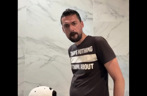 Risky Public Bathroom Suck: Hot Jock Devours Daddy’s Massive Cock